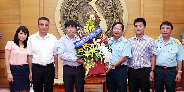 Lãnh đạo Tổng công ty Quản lý bay Việt Nam chúc mừng Tư lệnh Quân chủng Phòng không Không quân